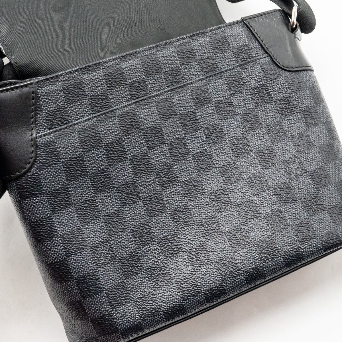 louis-vuitton-world-map-district-messenger-bag-damier-graphite-canvas-shw