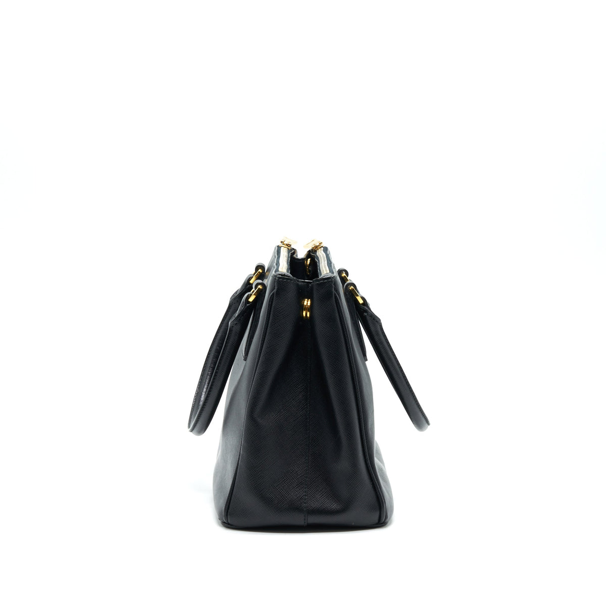 prada-saffiano-tote-bag-in-black