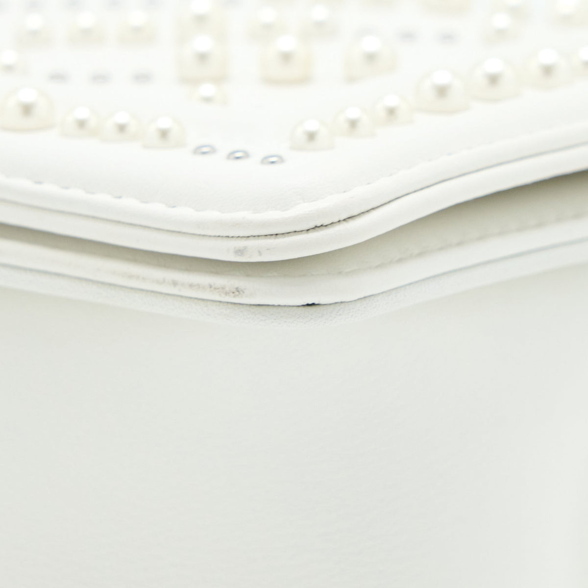 chanel-medium-boy-bag-chevron-limited-lambskin-with-pearl-white-shw