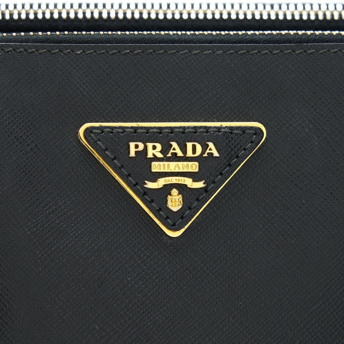 prada-saffiano-tote-bag-in-black
