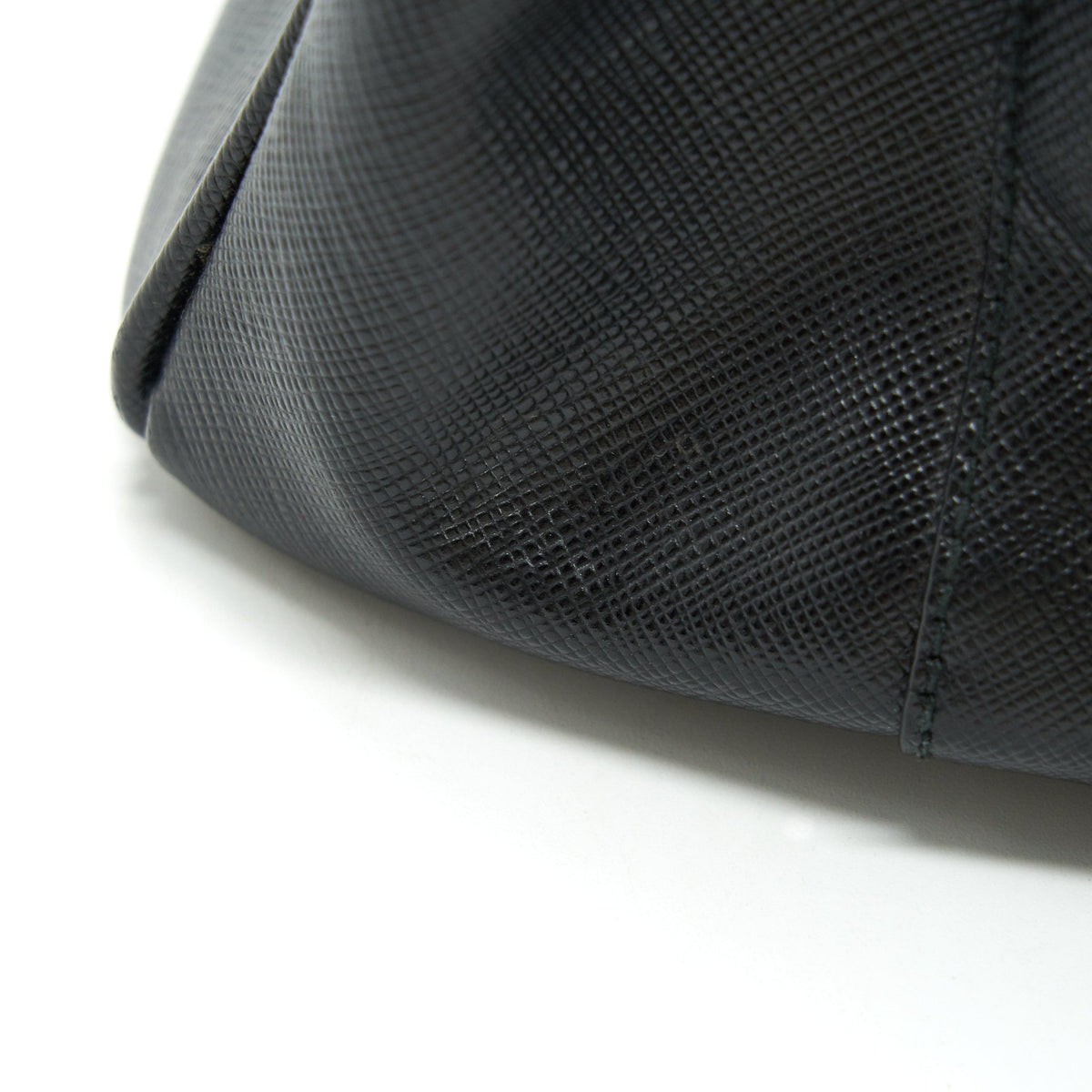 prada-saffiano-tote-bag-in-black