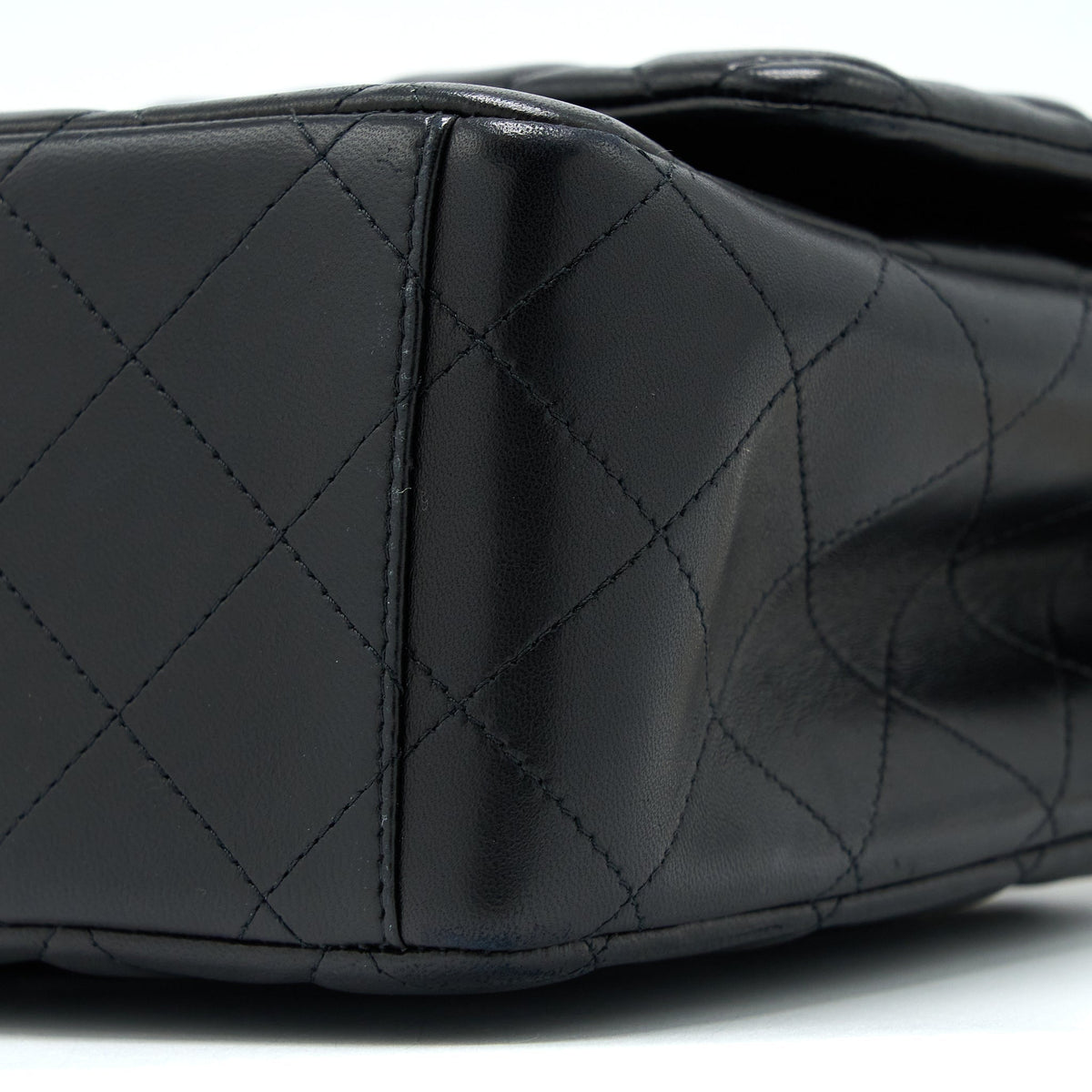 chanel-maxi-classic-double-flap-bag-lambskin-ghw