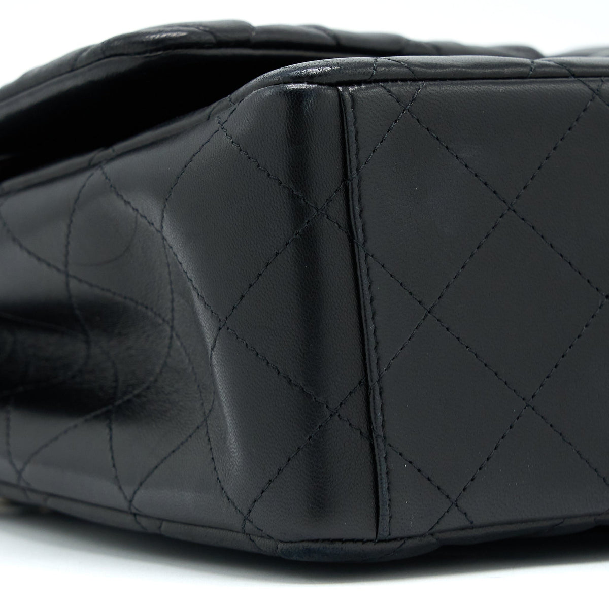 chanel-maxi-classic-double-flap-bag-lambskin-ghw