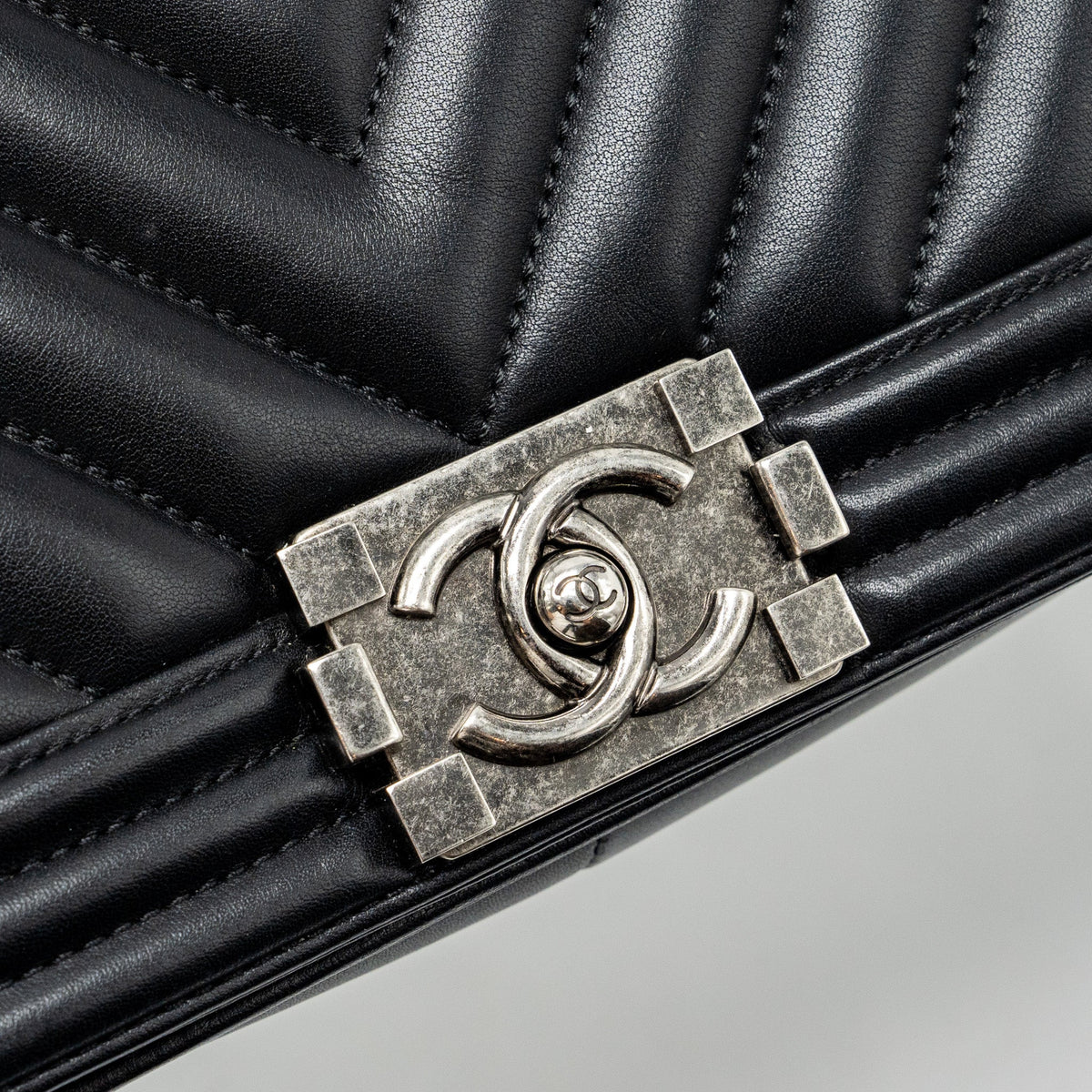 chanel-medium-chevron-boy-bag-lambskin-black-ruthenium-hardware