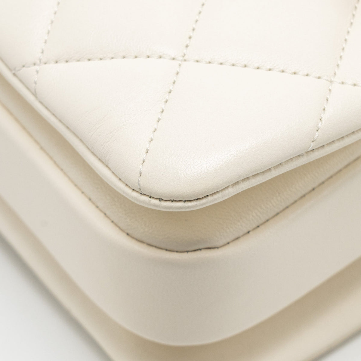 chanel-top-handle-trendy-cc-flap-bag-lambskin-white-rghwmicrochip