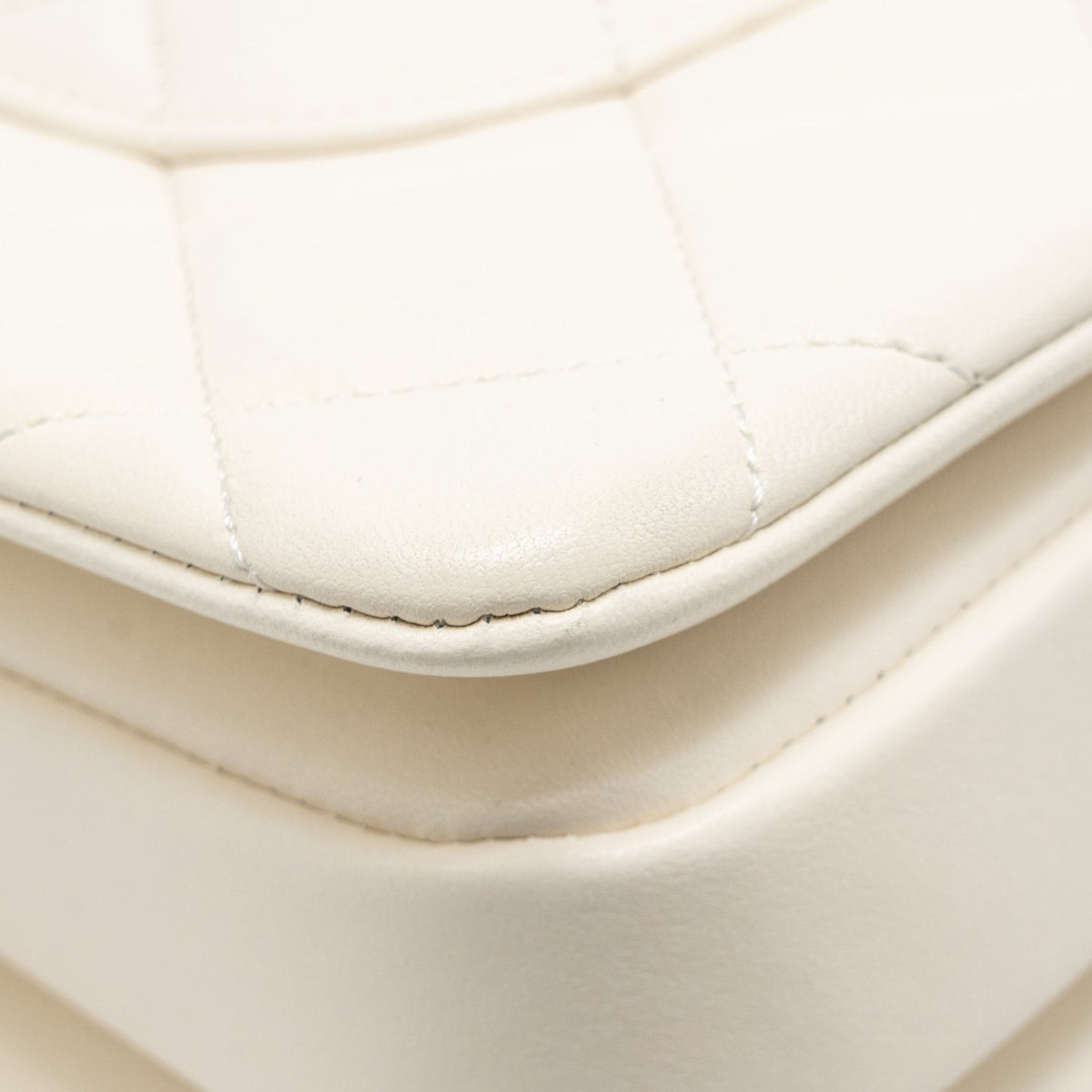 chanel-top-handle-trendy-cc-flap-bag-lambskin-white-rghwmicrochip