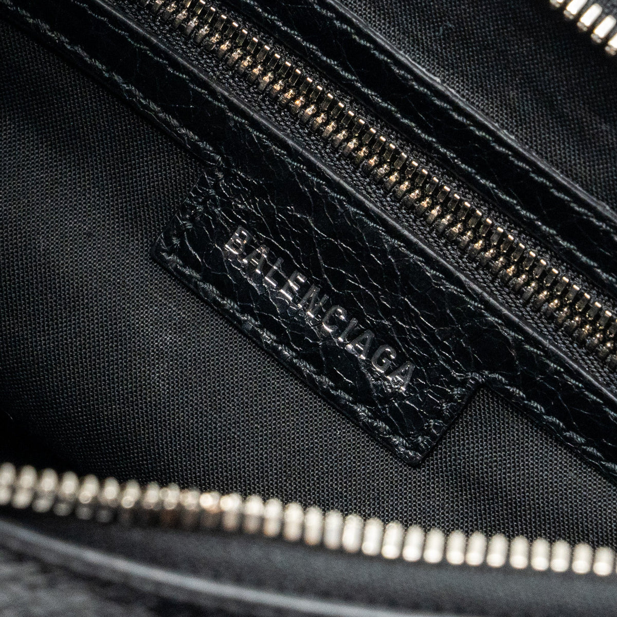 balenciaga-le-cargole-small-shoulder-bag-lambskin-black-shw