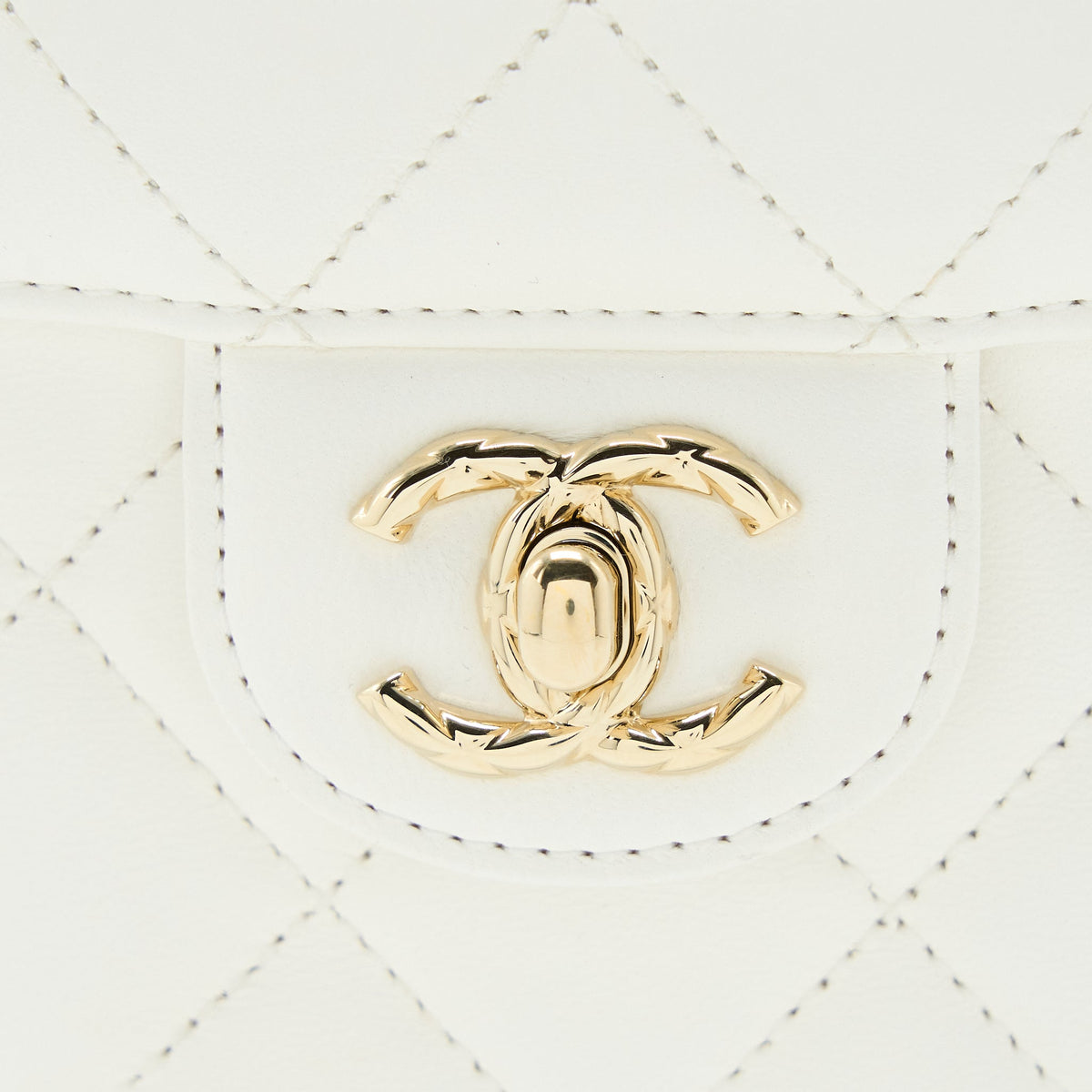 chanel-small-vanity-case-lambskin-white-lghw-microchip