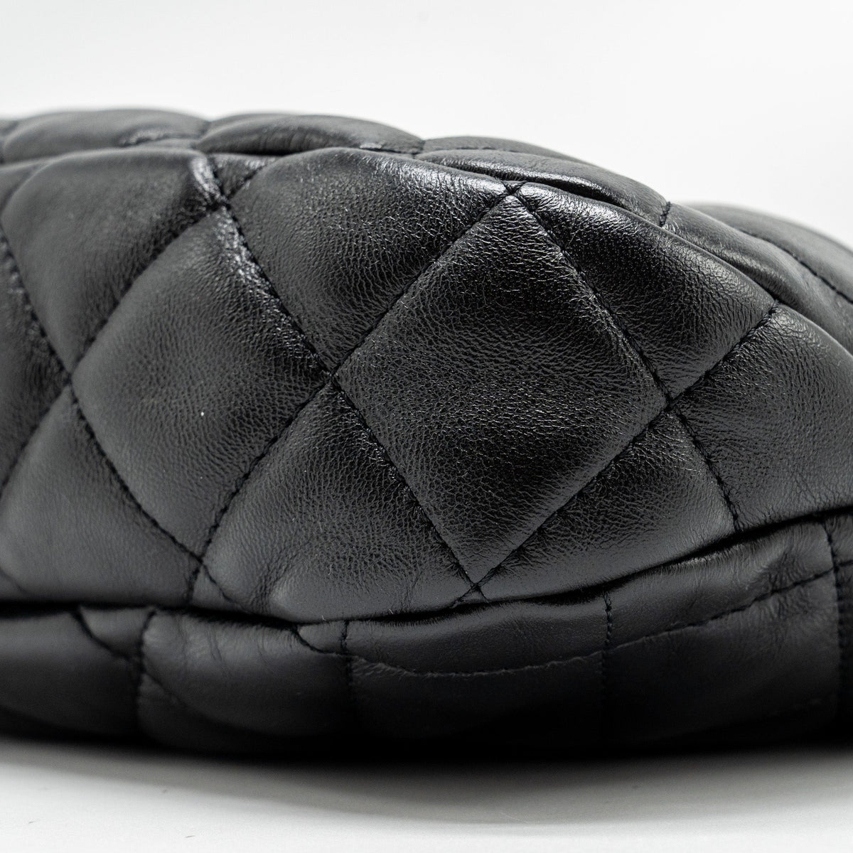 chanel-22k-hobo-shoulder-bag-lambskin-black-ghw-microchip-1