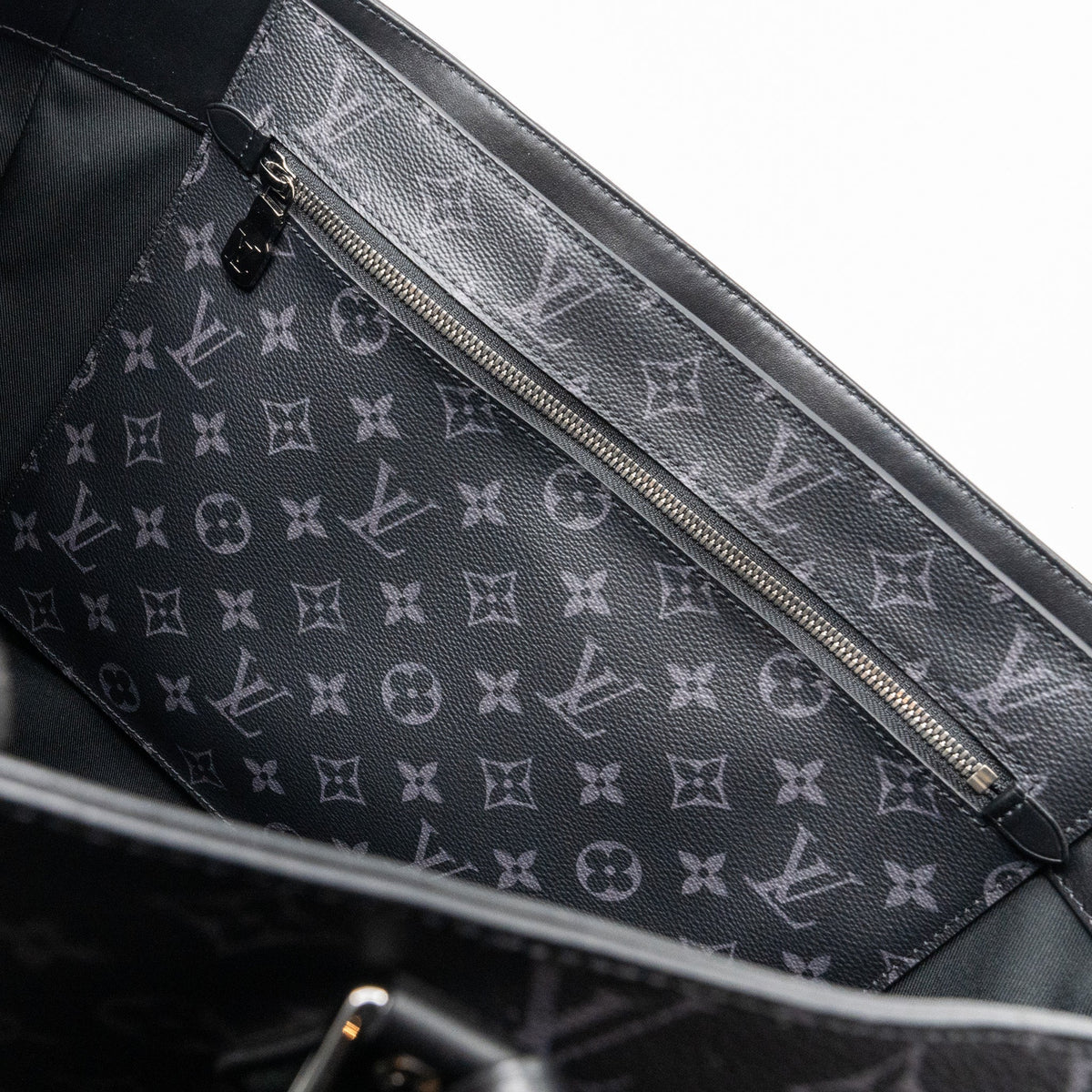 louis-vuitton-double-flat-messenger-monogram-eclipse-canvas-shw