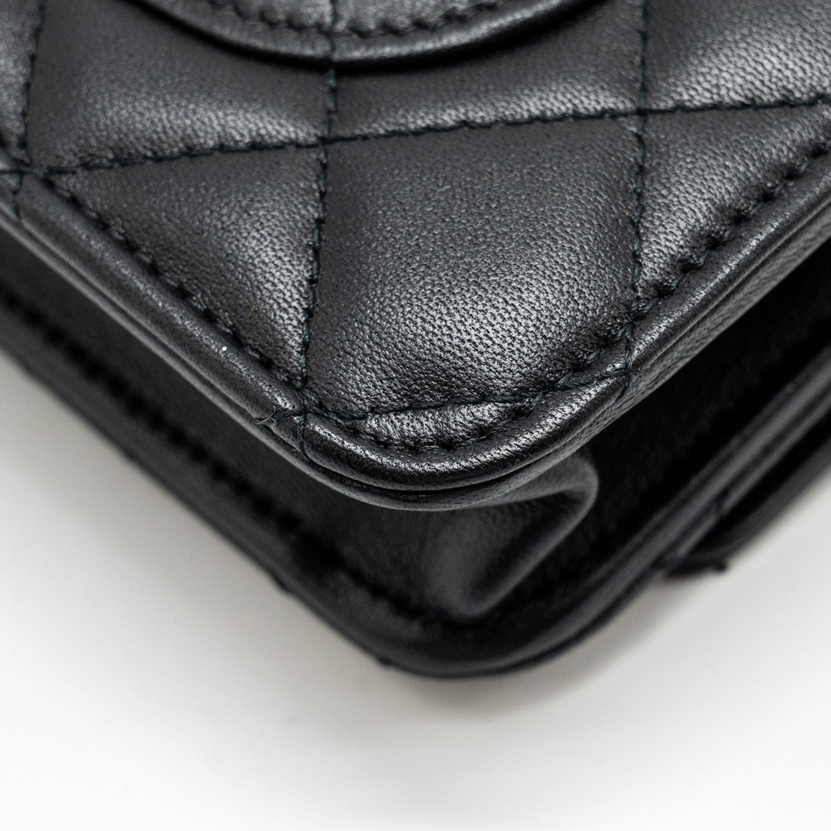 chanel-wallet-on-chain-with-pearl-chain-lambskin-black-lghwmicrochip