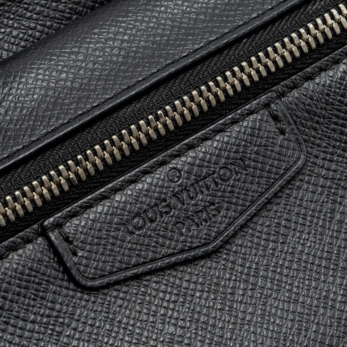 louis-vuitton-taiga-bum-bag-outdoor-leather-black-shw