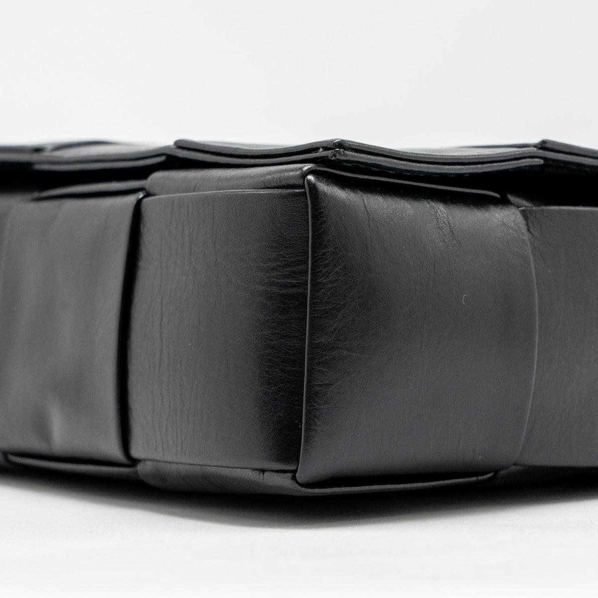 bottega-veneta-cassette-messenger-bag-calfskin-black-shw