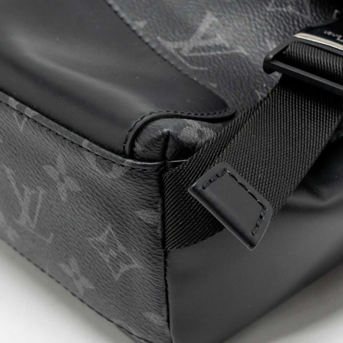 louis-vuitton-messenger-voyager-pm-monogram-eclipse-black-shw