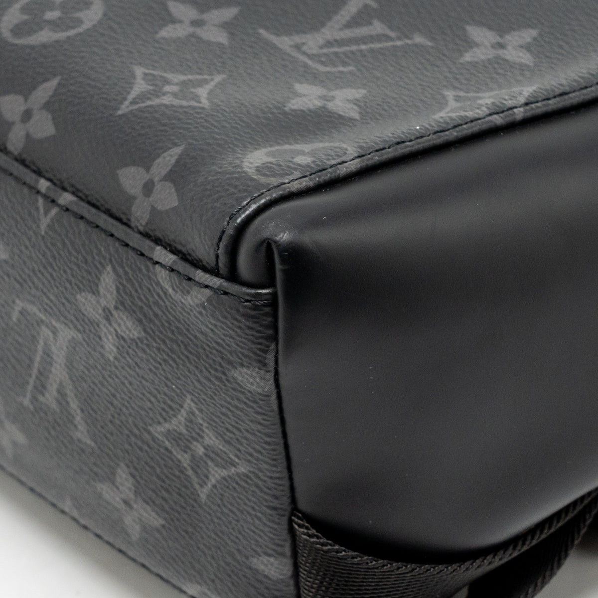 louis-vuitton-messenger-voyager-pm-monogram-eclipse-black-shw