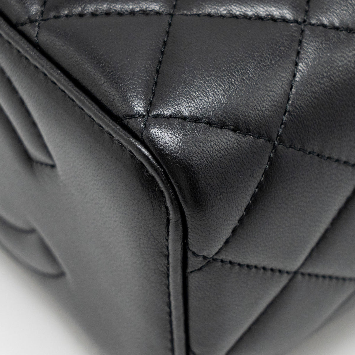chanel-top-handle-long-vanity-lambskin-black-ghwmicrochip