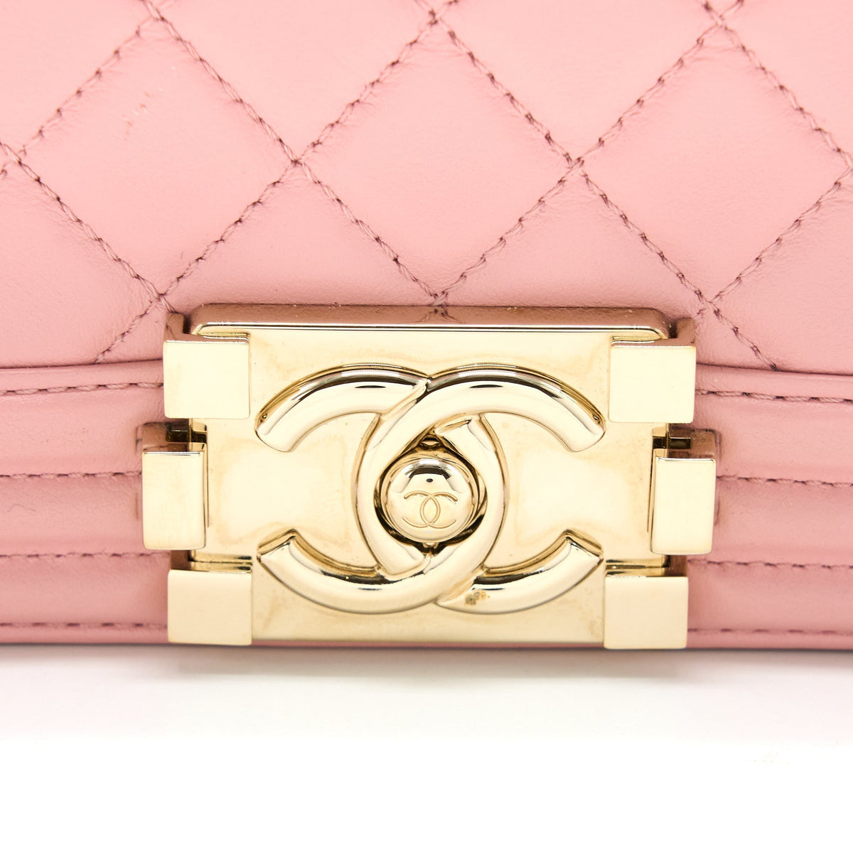 chanel-medium-boy-bag-calfskin-pink-lghw