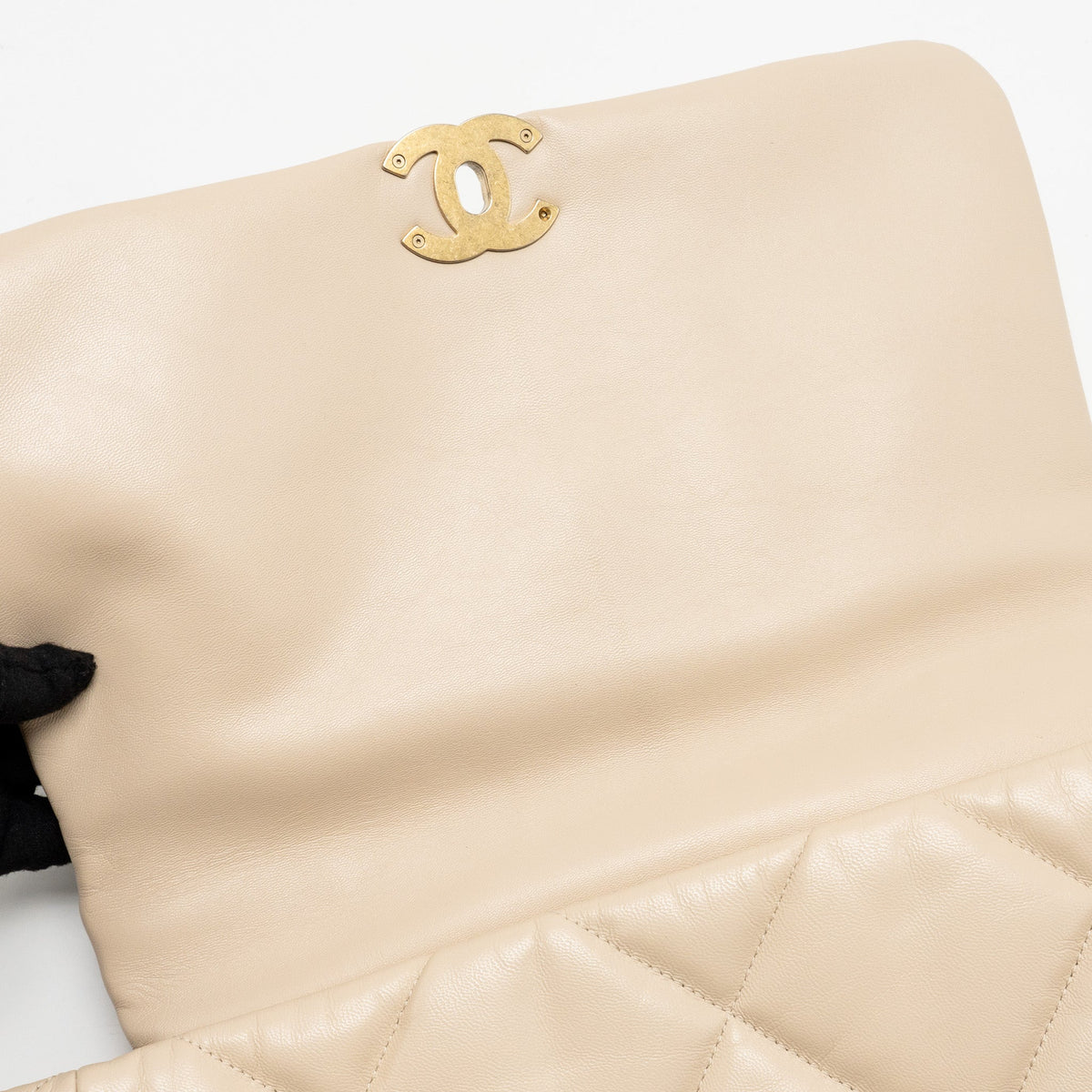 chanel-maxi-19-bag-goatskin-beige-multicolor-hardware