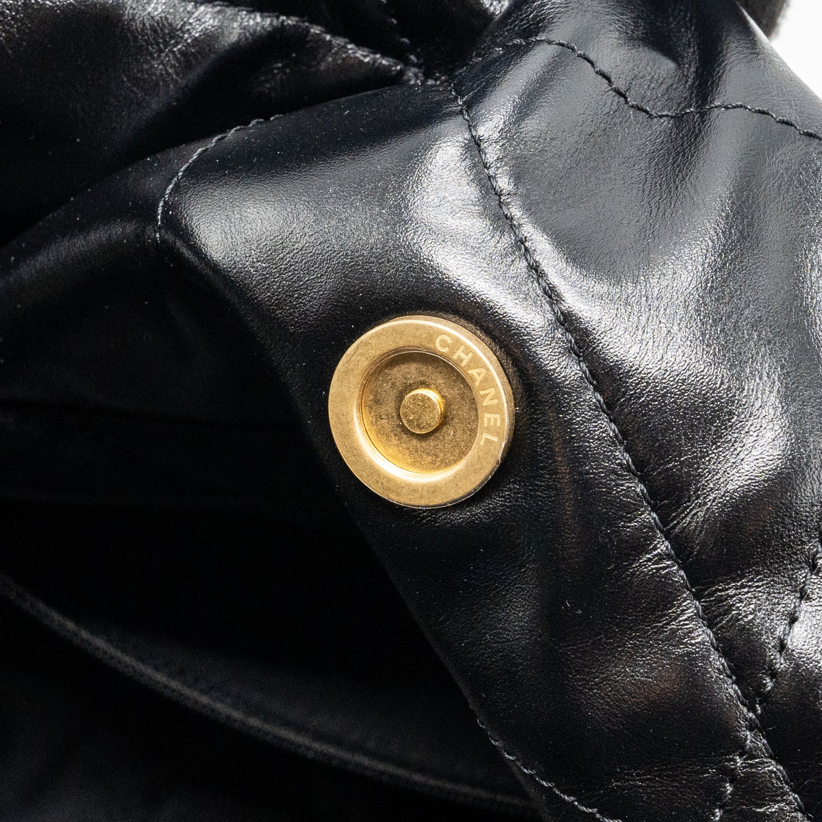 chanel-medium-22-bag-gold-letter-shiny-calfskin-black-ghwmicrochip