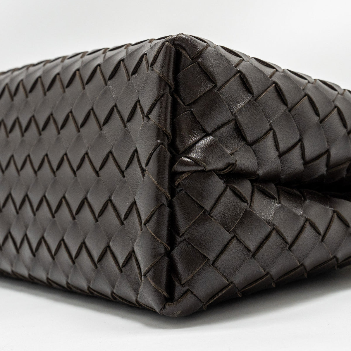 bottega-veneta-medium-andiamo-lambskin-fondant-ghw