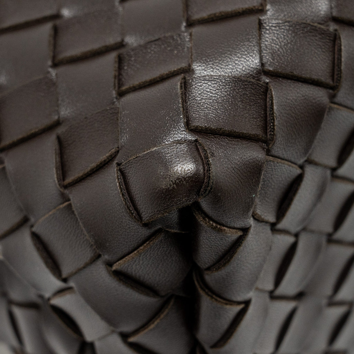 bottega-veneta-medium-andiamo-lambskin-fondant-ghw