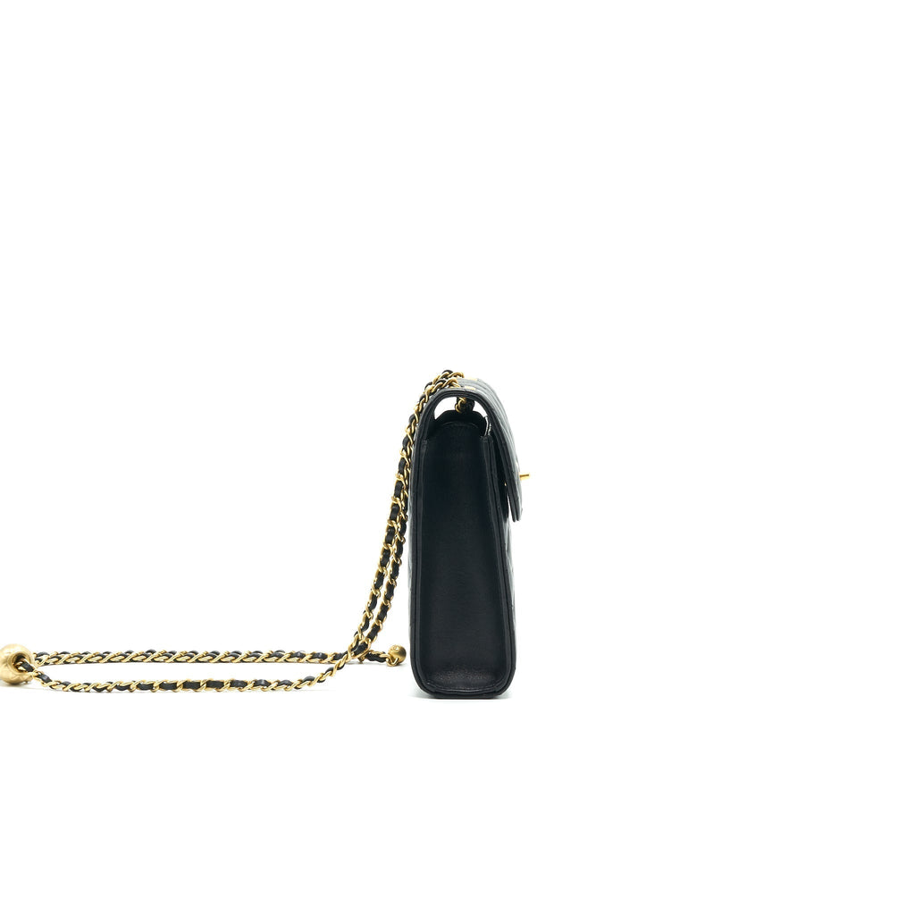 chanel-pearl-crush-vertical-phone-holder-1