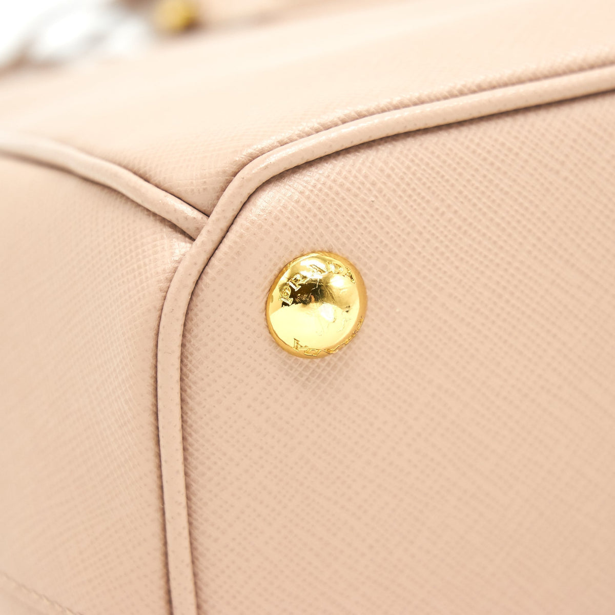 prada-saffiano-tote-bag-light-pink