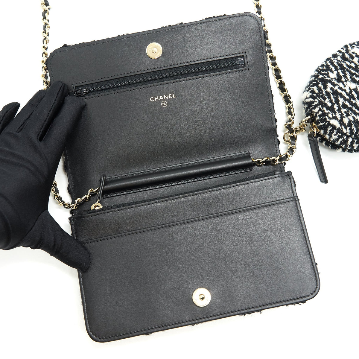 chanel-houndstooth-tweed-wallet-on-chain-black-white