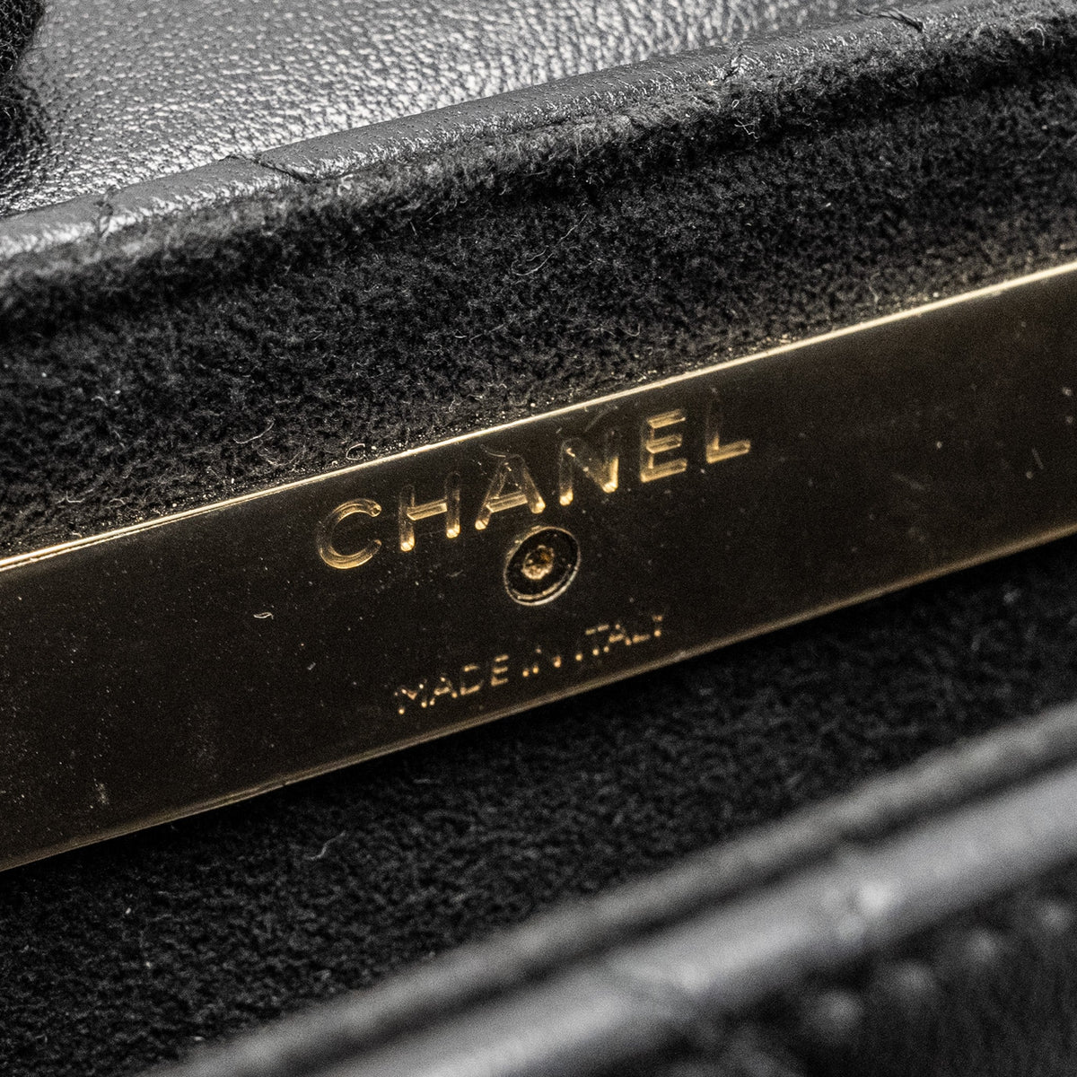 chanel-22a-phone-case-mini-wallet-on-chain-lambskin-black-lghw-microchip-copy