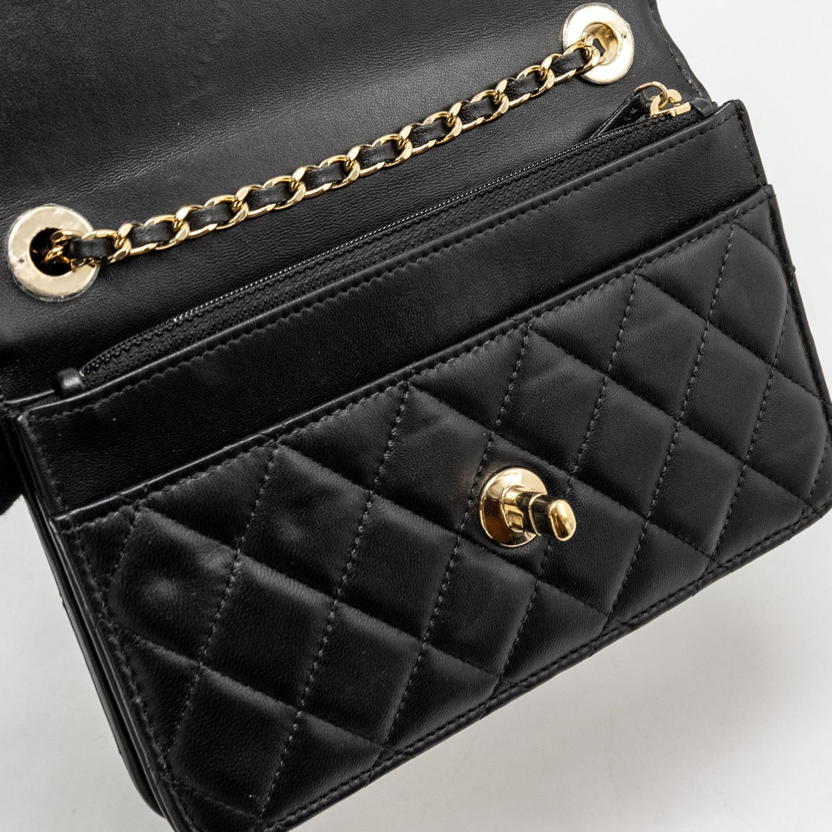 chanel-trendy-cc-wallet-on-chain-lambskin-black-lghw-microchip