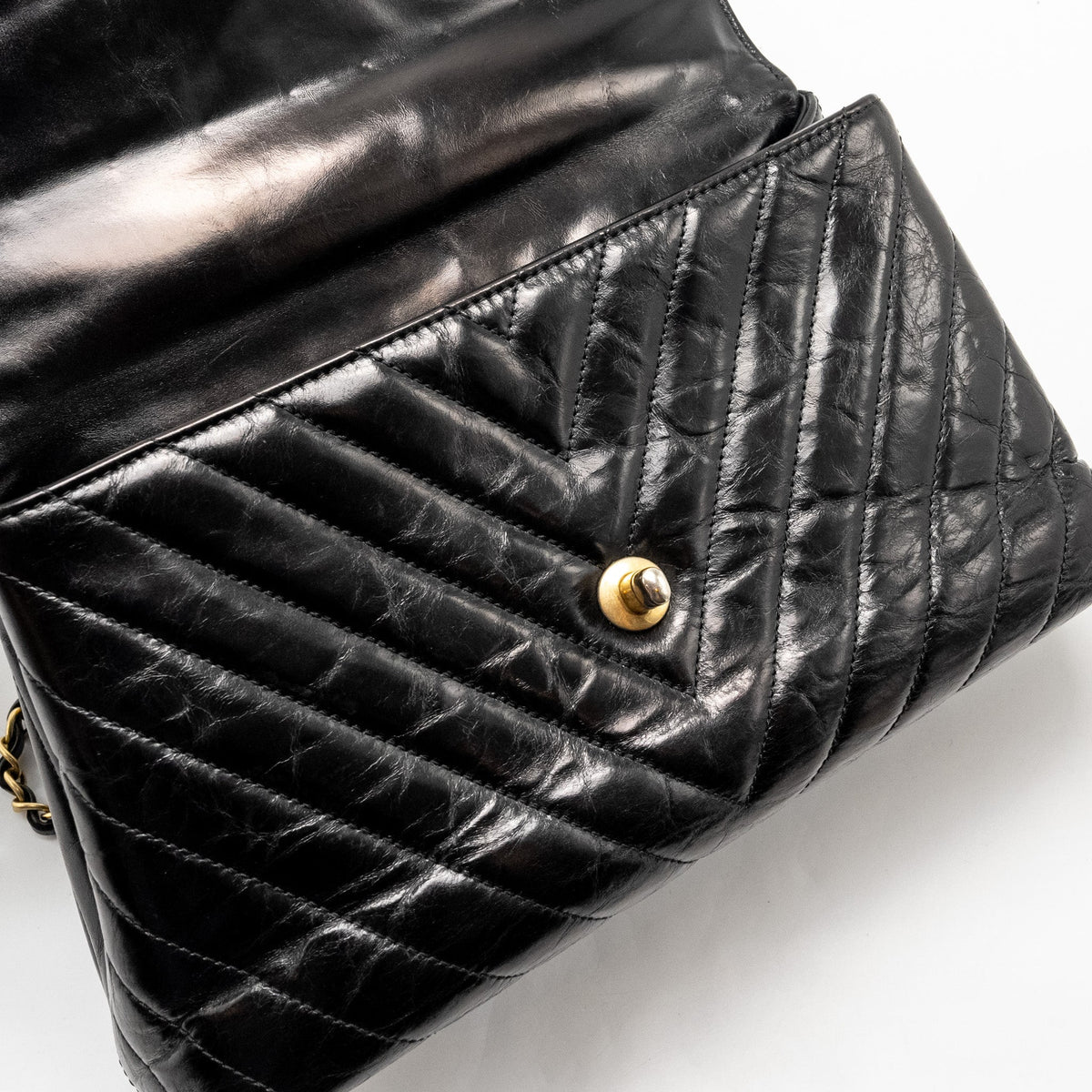 chanel-medium-coco-handle-chevron-calfskin-black-ghw-copy