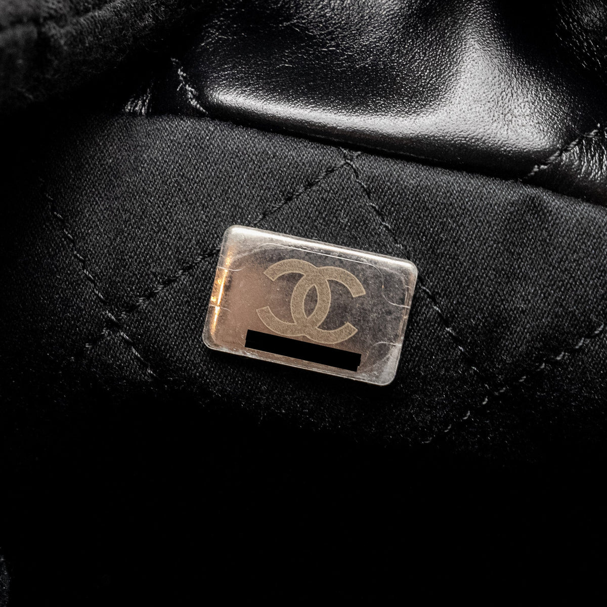 chanel-mini-22-so-black