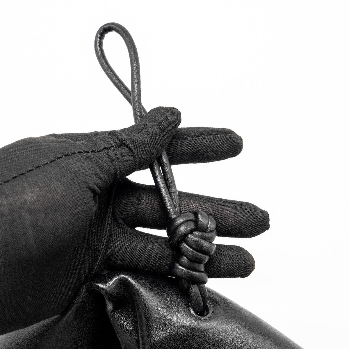 bottega-veneta-trine-envelop-clutch-leather-black-shw