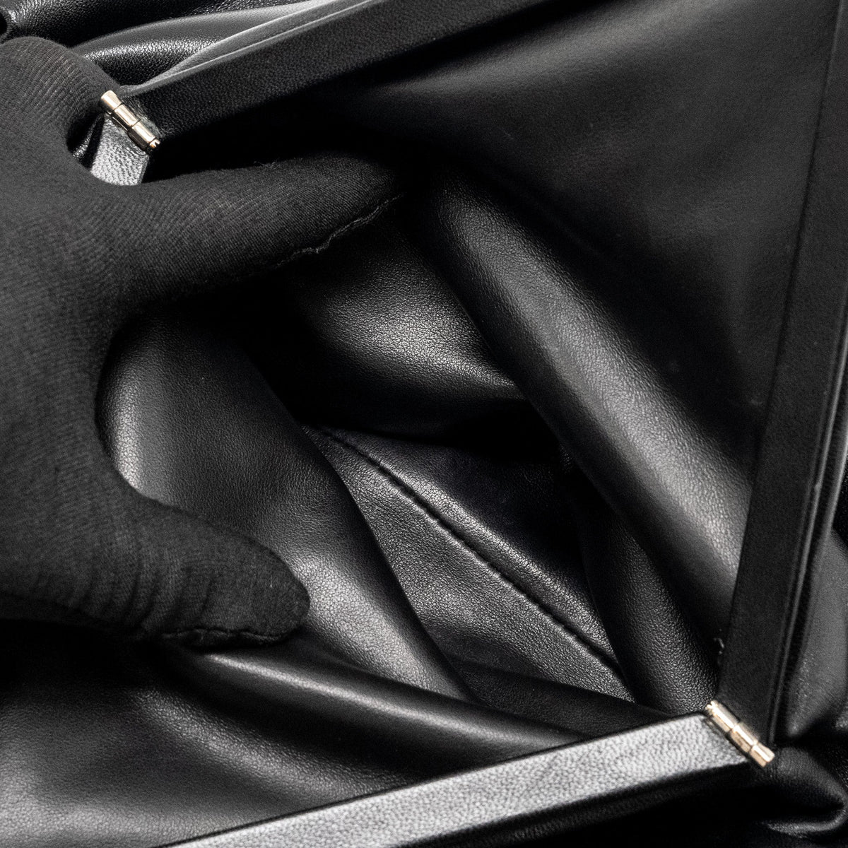 bottega-veneta-trine-envelop-clutch-leather-black-shw