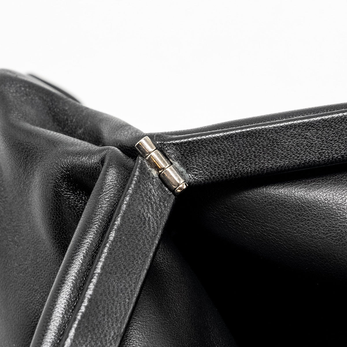 bottega-veneta-trine-envelop-clutch-leather-black-shw